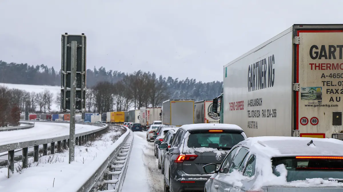 08.02.2021, Niederaula: Auf der Autobahn 7 in Höhe von Niederaula (Kreis Hersfeld-Rotenburg) staut sich bei winterlichen Straßenverhältnissen der Verkehr Richtung Süden. Dort stand am Morgen des 08.02.2021 ein Lastwagen quer und blockierte eine Fahrspur. Foto: Henrik Schmitt /OSTHESSEN|NEWS/dpa +++ dpa-Bildfunk +++