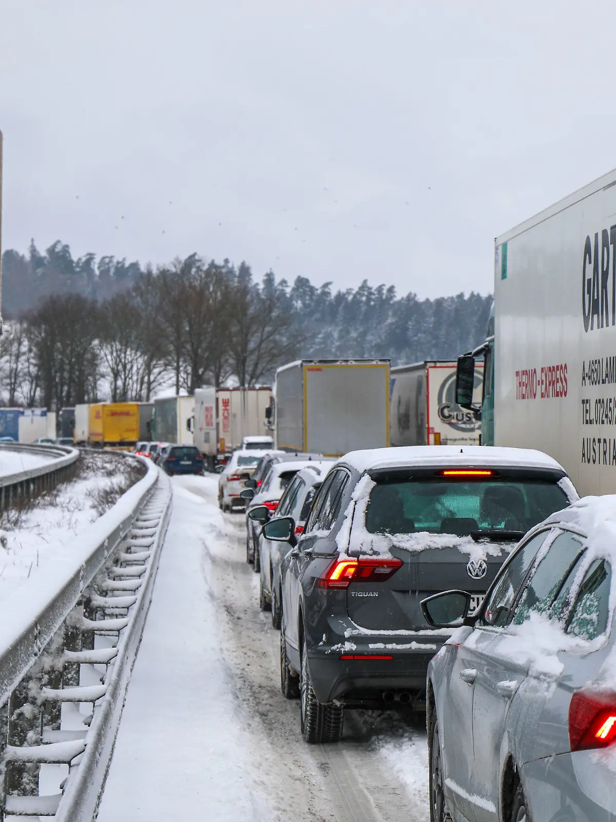 08.02.2021, Niederaula: Auf der Autobahn 7 in Höhe von Niederaula (Kreis Hersfeld-Rotenburg) staut sich bei winterlichen Straßenverhältnissen der Verkehr Richtung Süden. Dort stand am Morgen des 08.02.2021 ein Lastwagen quer und blockierte eine Fahrspur. Foto: Henrik Schmitt /OSTHESSEN|NEWS/dpa +++ dpa-Bildfunk +++