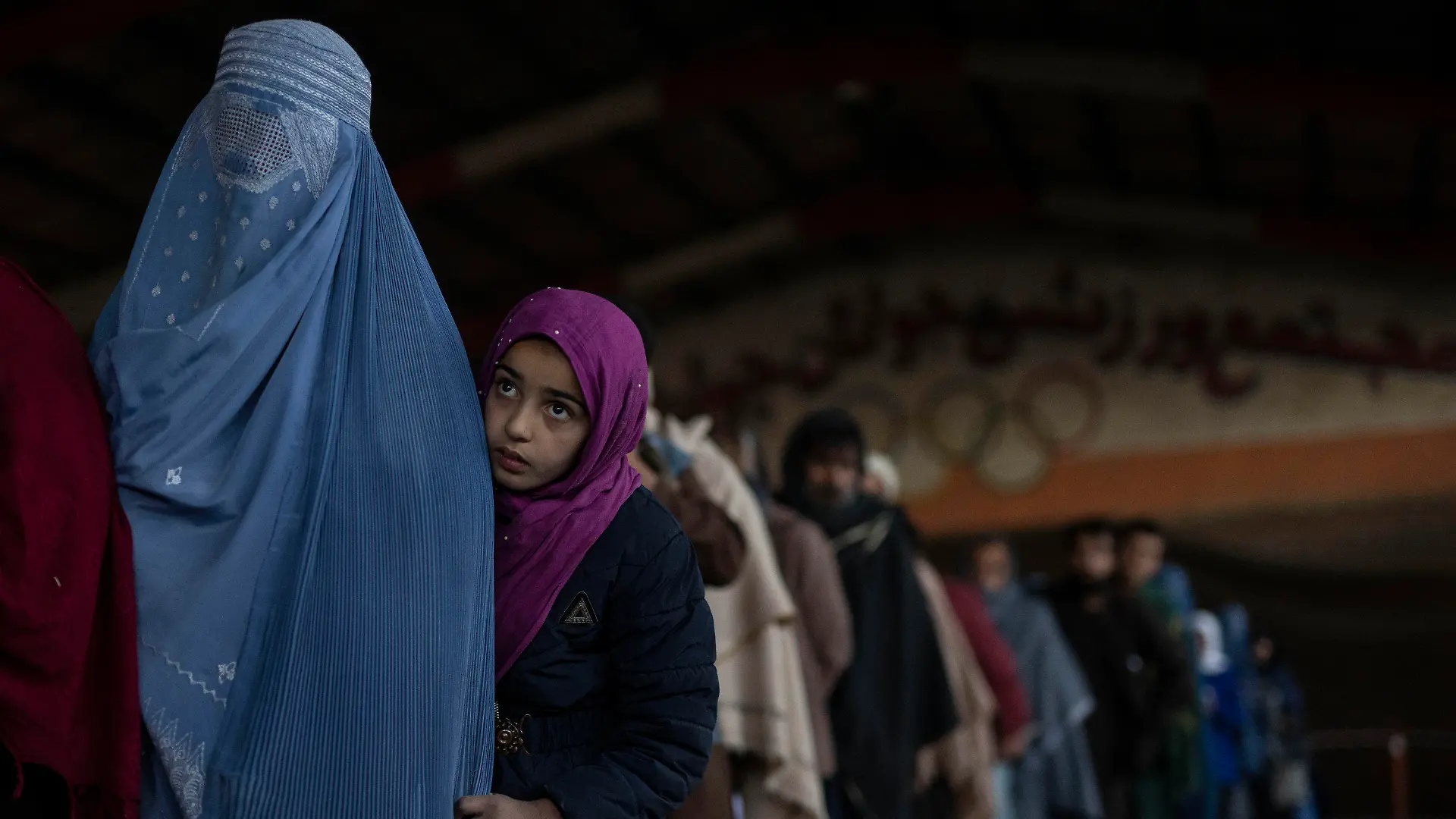 ARCHIV - 20.11.2021, Afghanistan, Kabul: Frauen stehen Schlange, um bei einer vom Welternährungsprogramm organisierten Geldausgabe Bargeld zu erhalten. Tausende von afghanischen Familien melden sich für die WFP-Hilfe an, weil sie sich angesichts des wirtschaftlichen Zusammenbruchs des Landes keine Lebensmittel leisten können. Foto: Petros Giannakouris/AP/dpa +++ dpa-Bildfunk +++