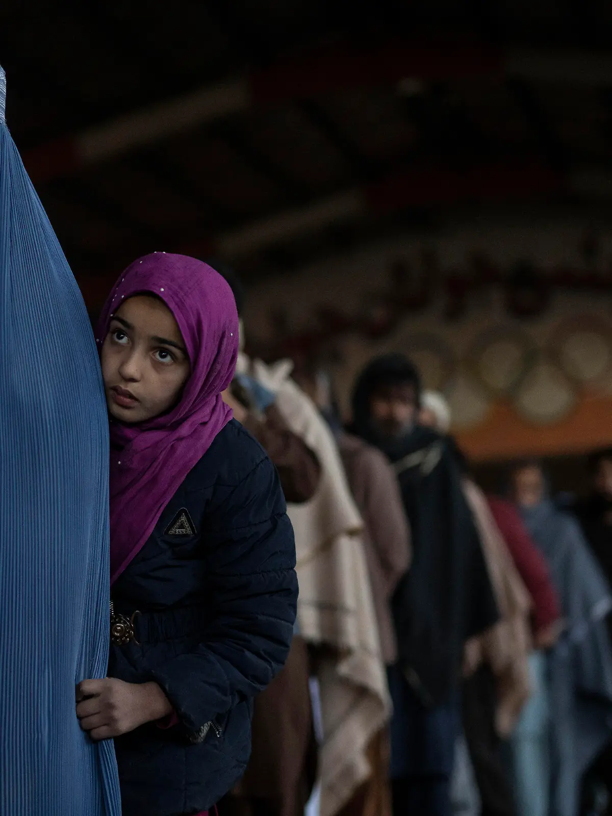 ARCHIV - 20.11.2021, Afghanistan, Kabul: Frauen stehen Schlange, um bei einer vom Welternährungsprogramm organisierten Geldausgabe Bargeld zu erhalten. Tausende von afghanischen Familien melden sich für die WFP-Hilfe an, weil sie sich angesichts des wirtschaftlichen Zusammenbruchs des Landes keine Lebensmittel leisten können. Foto: Petros Giannakouris/AP/dpa +++ dpa-Bildfunk +++
