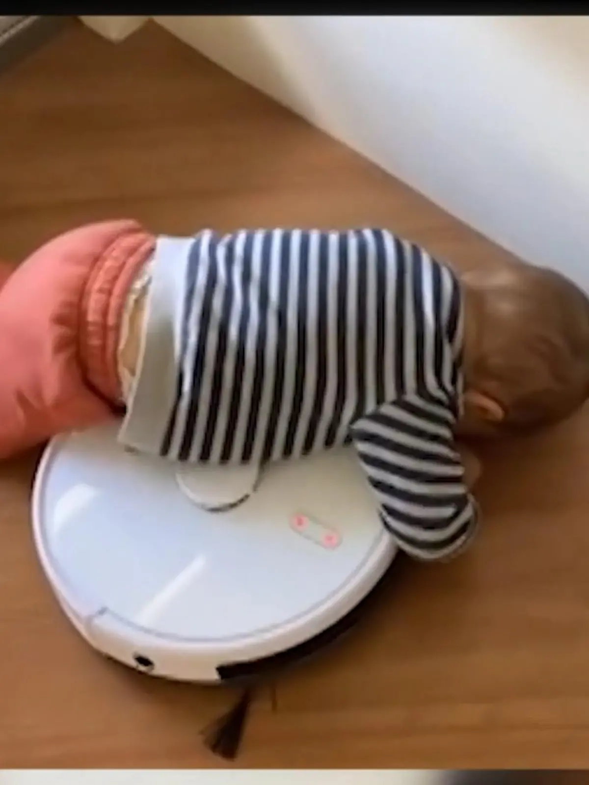 Über Babys weiß man, dass sie gerne und vor allem viel schlafen. Der Ort ist dabei meistens nicht so wichtig. Der einjährige Coen hat die Kunst des spontanen Einschlafens allerdings auf ein neues Level gehoben.