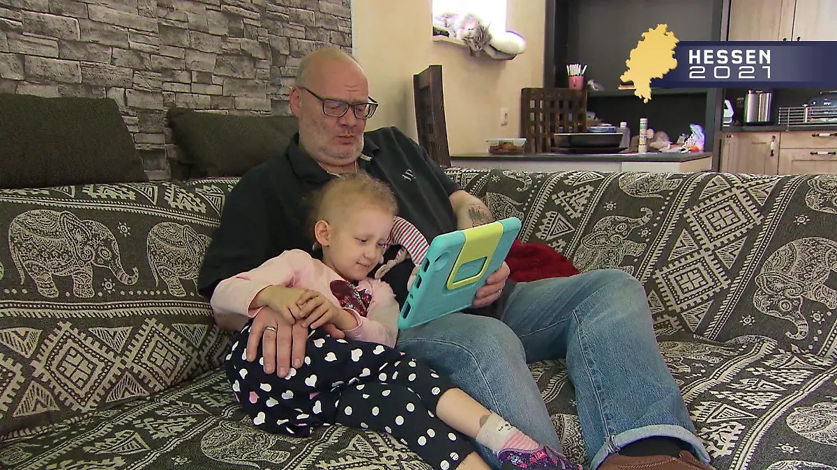 Clara und Vater Carsten entspannen zusammen auf der Couch