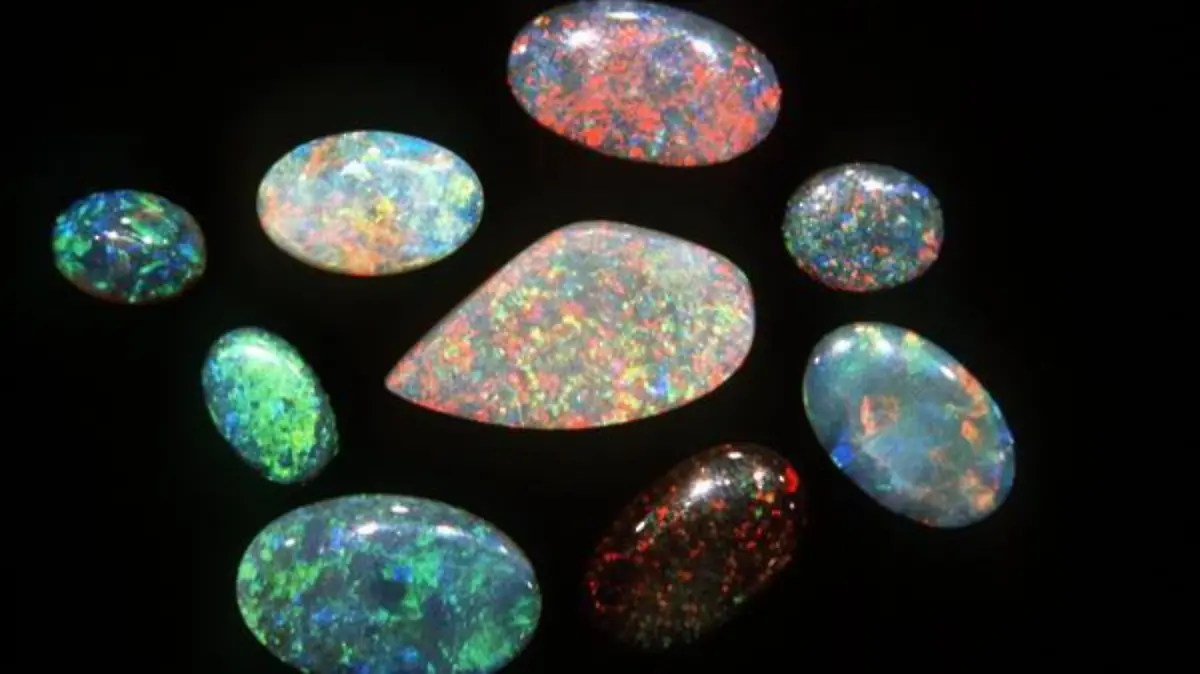Geschliffene Opale aus Australien (z.T. in Cabochon-Schliff) in verschiedenen Farben. (undatiert)