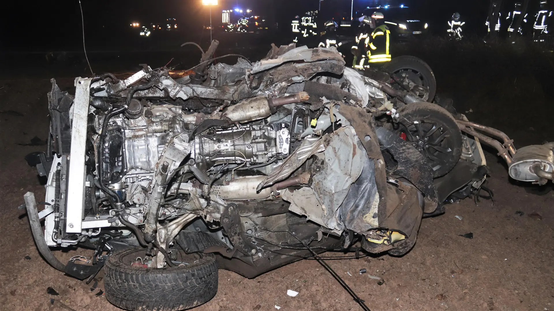 Der Nissan wurde bei dem Unfall völlig zerstört.