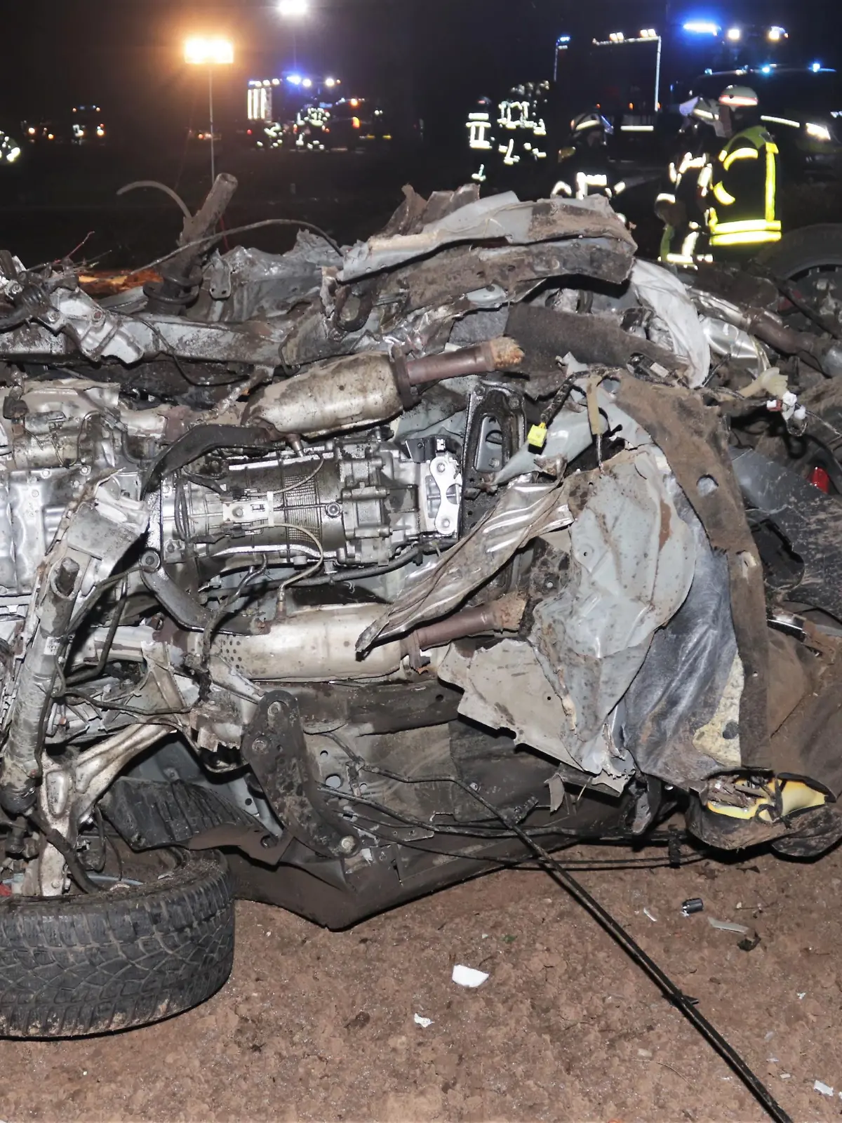 Der Nissan wurde bei dem Unfall völlig zerstört.
