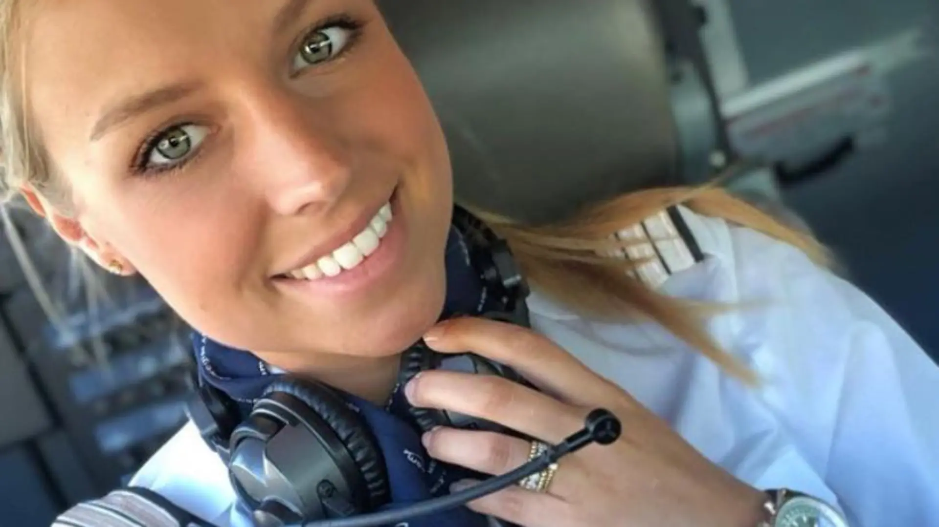 Kim De Klop posiert lässig im Cockpit.