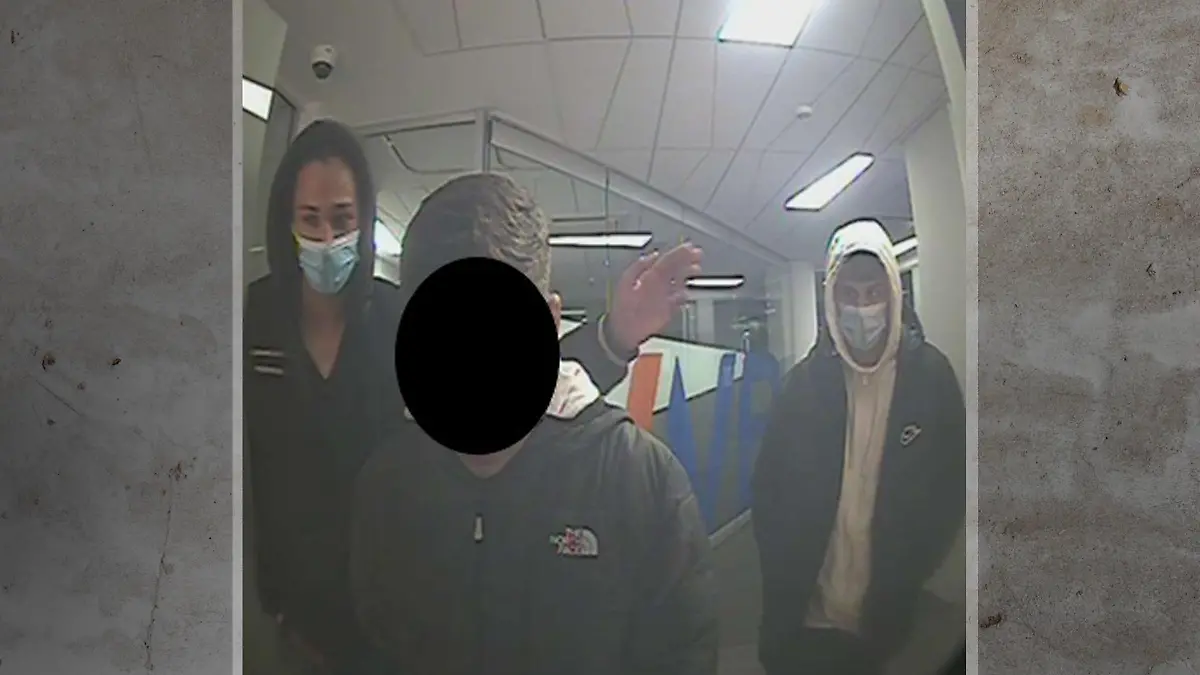 Drei Männer vor einem Bankautomaten