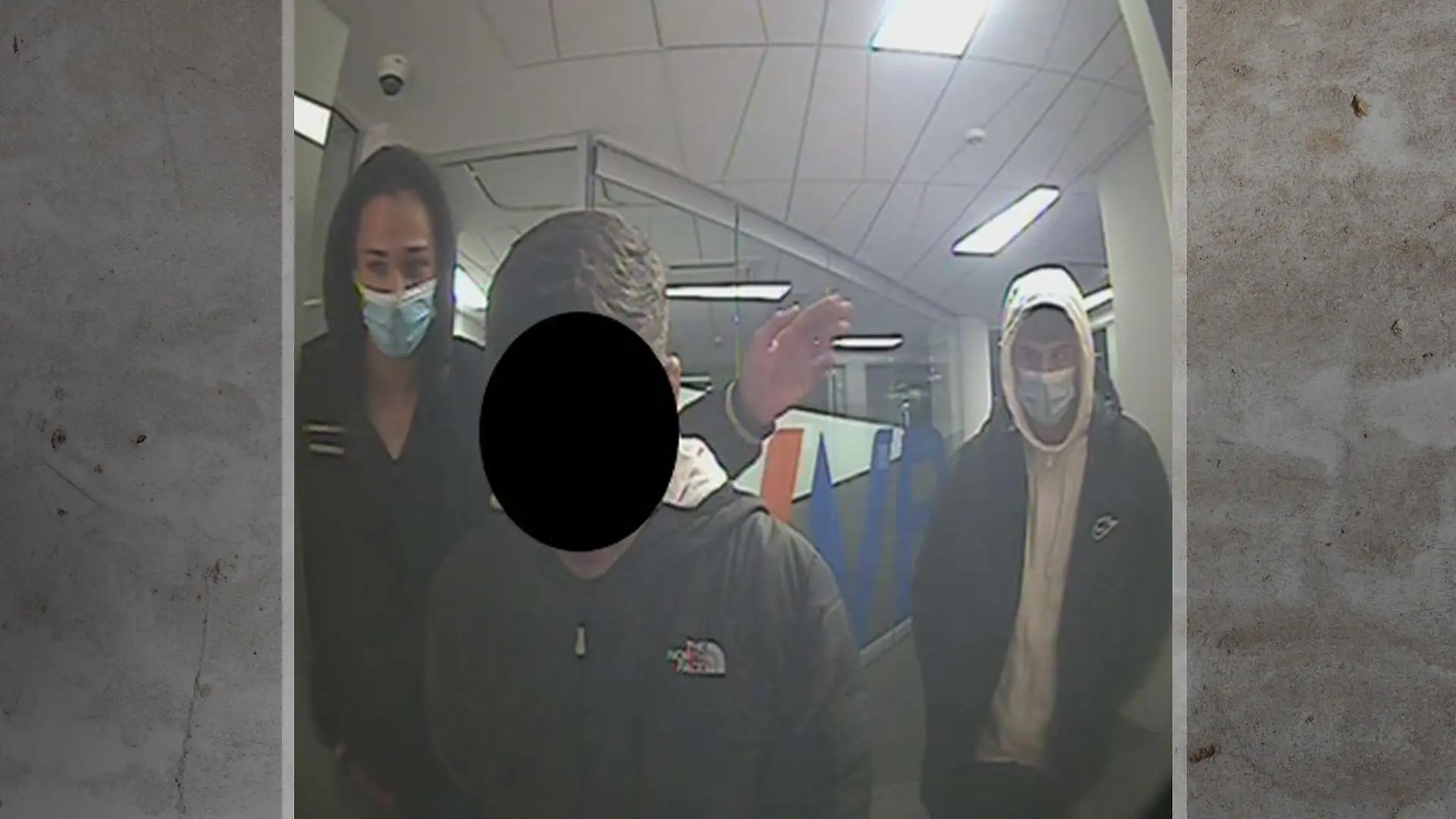 Drei Männer vor einem Bankautomaten