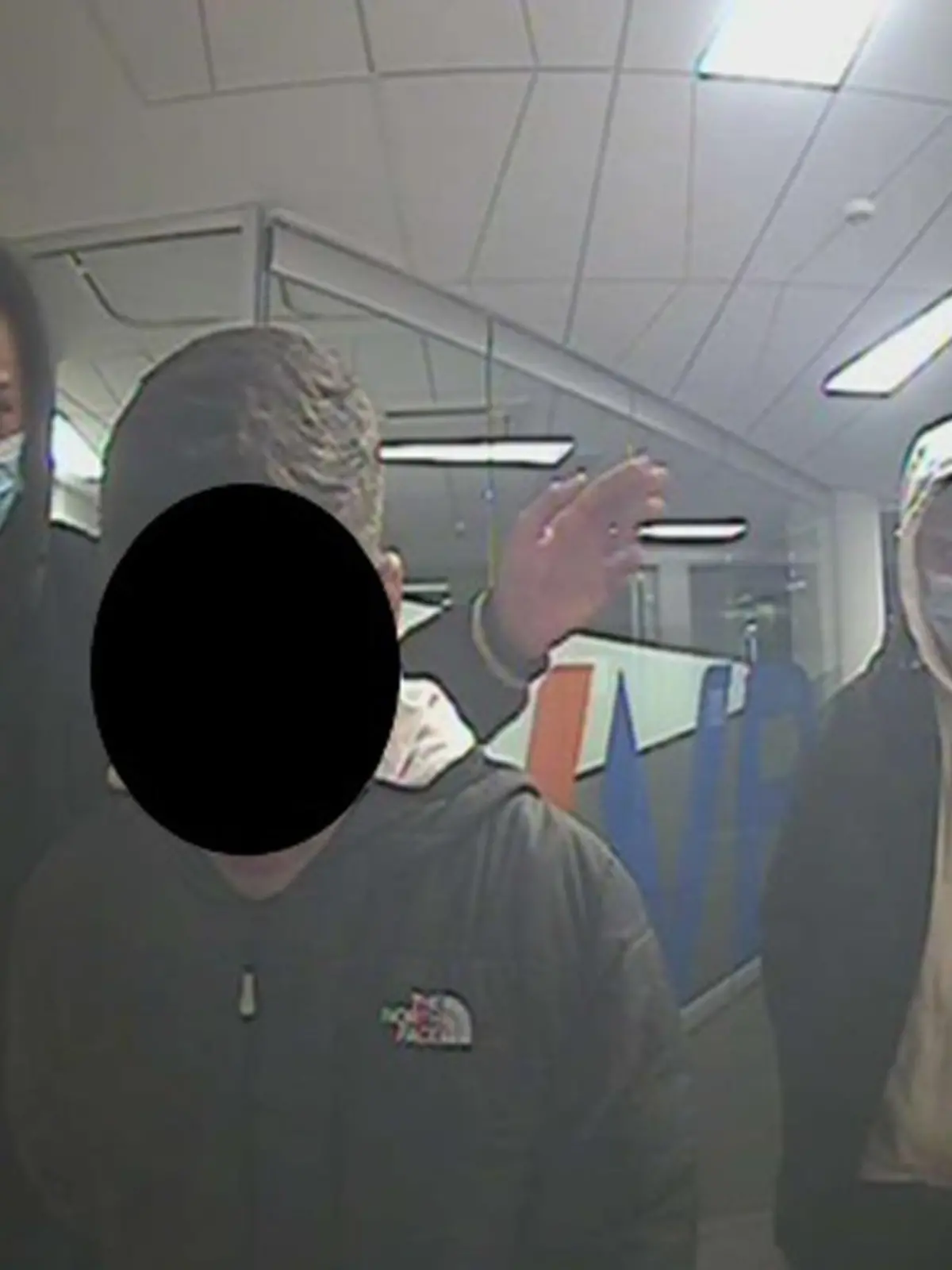 Drei Männer vor einem Bankautomaten