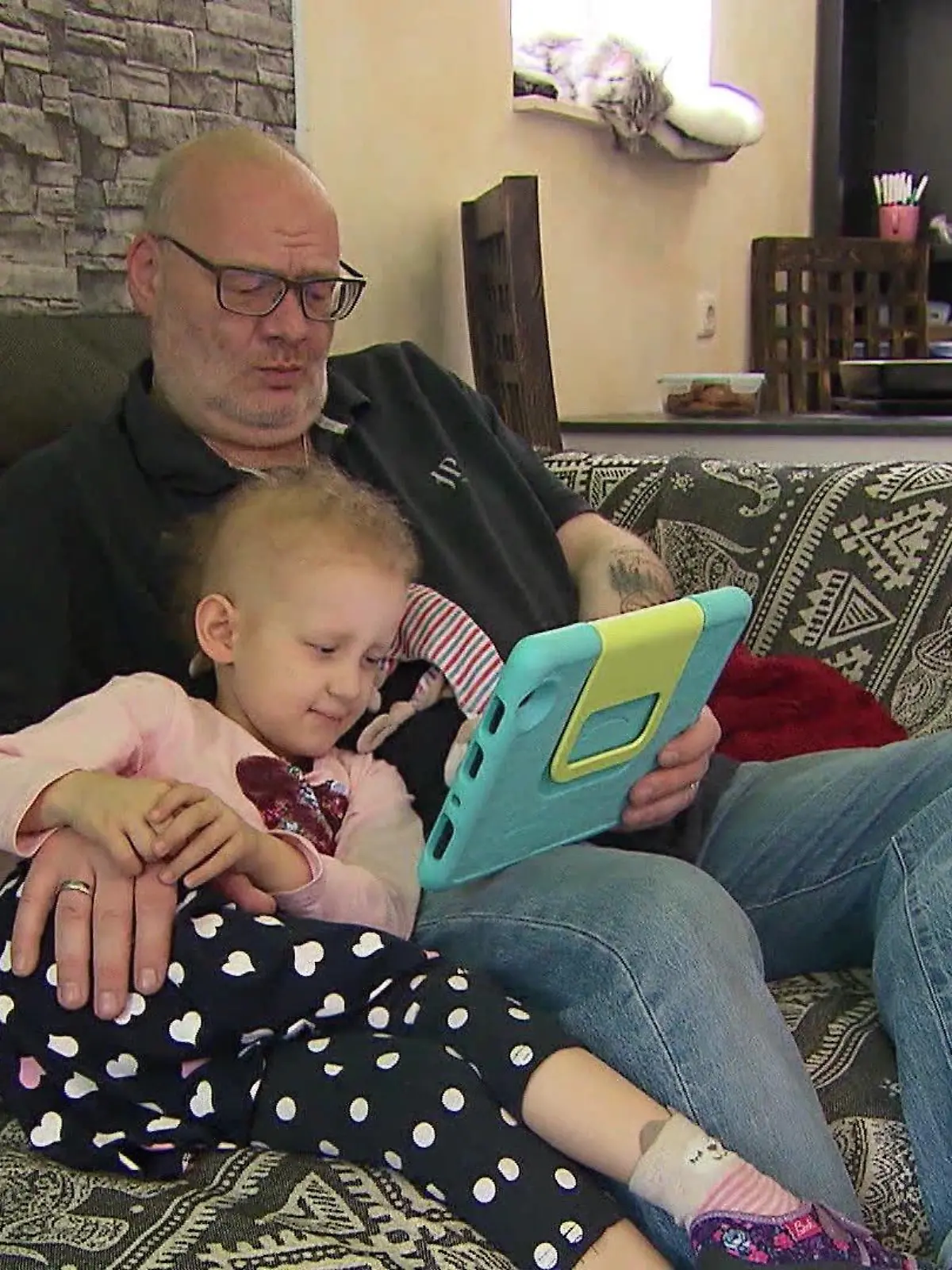 Norina und Vater Jens entspannen zur Abwechslung mal auf der Couch