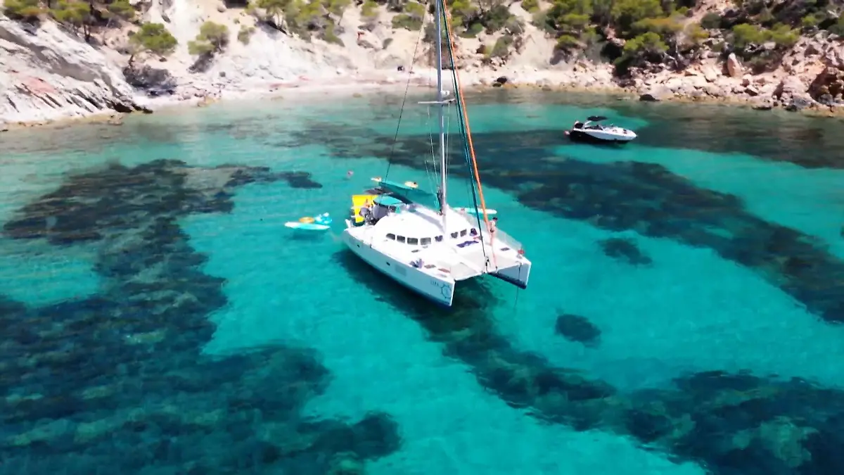 Seit 2019 wohnen Melanie und Martin auf einem Katamaran vor Spanien. Ein Leben umgeben von Wellen, Fischen und traumhaften Kulissen. Nur es gibt ein Problem: Melanie hat Angst vor dem Wasser.
