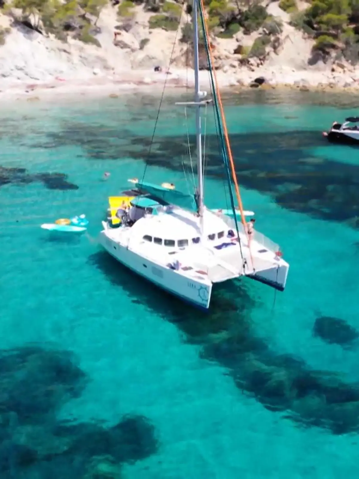 Seit 2019 wohnen Melanie und Martin auf einem Katamaran vor Spanien. Ein Leben umgeben von Wellen, Fischen und traumhaften Kulissen. Nur es gibt ein Problem: Melanie hat Angst vor dem Wasser.