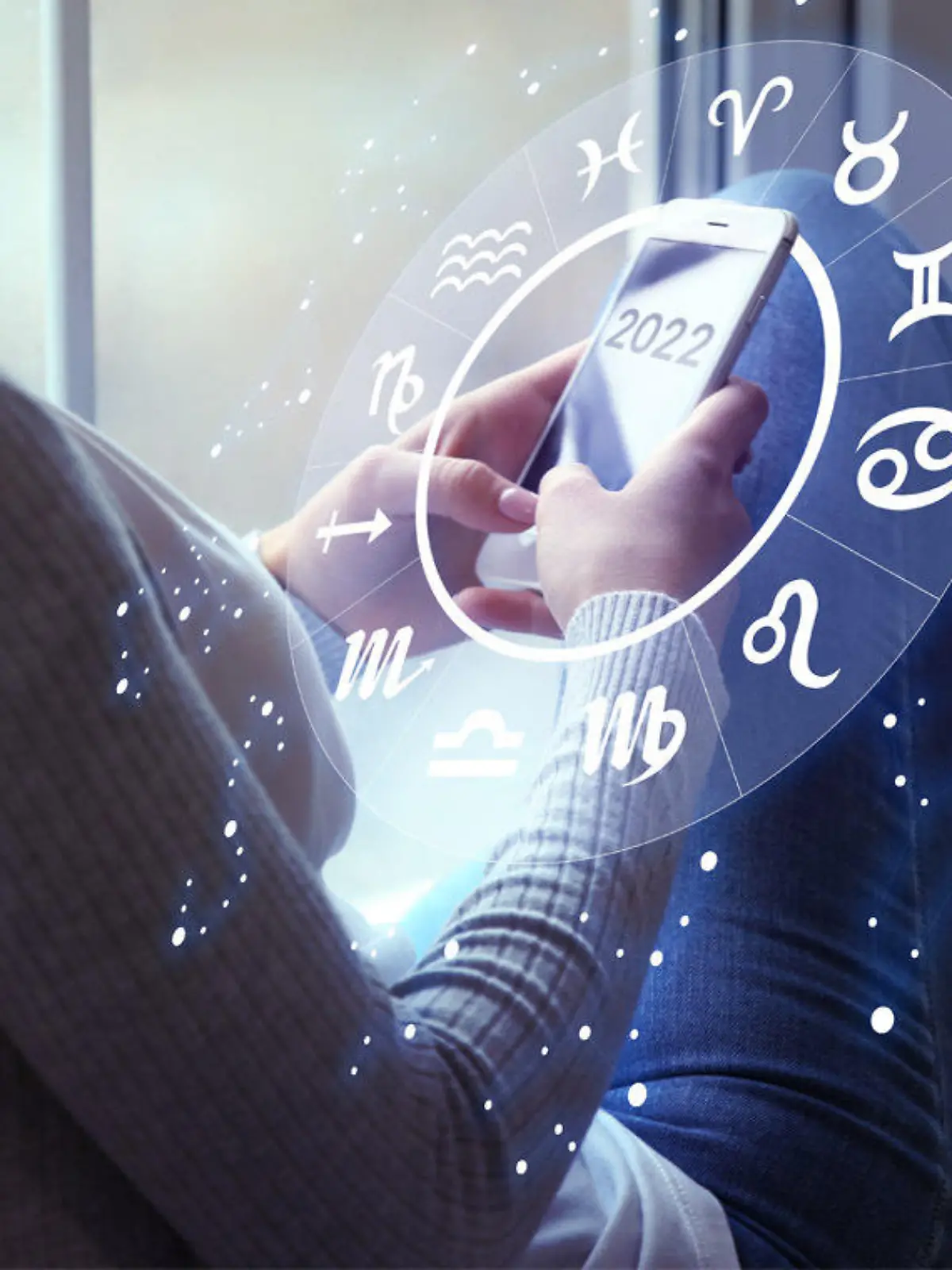 Frau checkt Horoskop an ihrem Handy