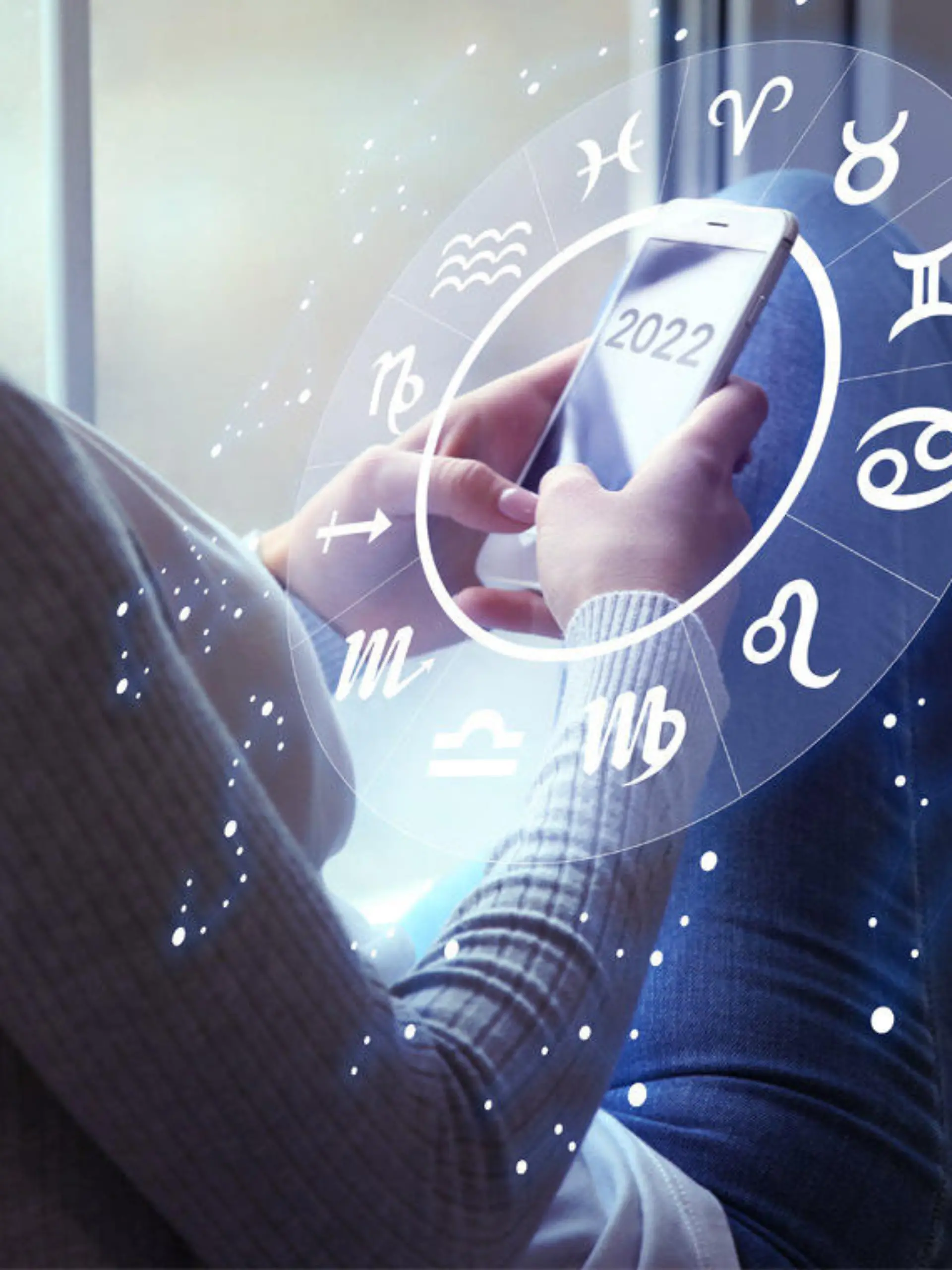 Frau checkt Horoskop an ihrem Handy