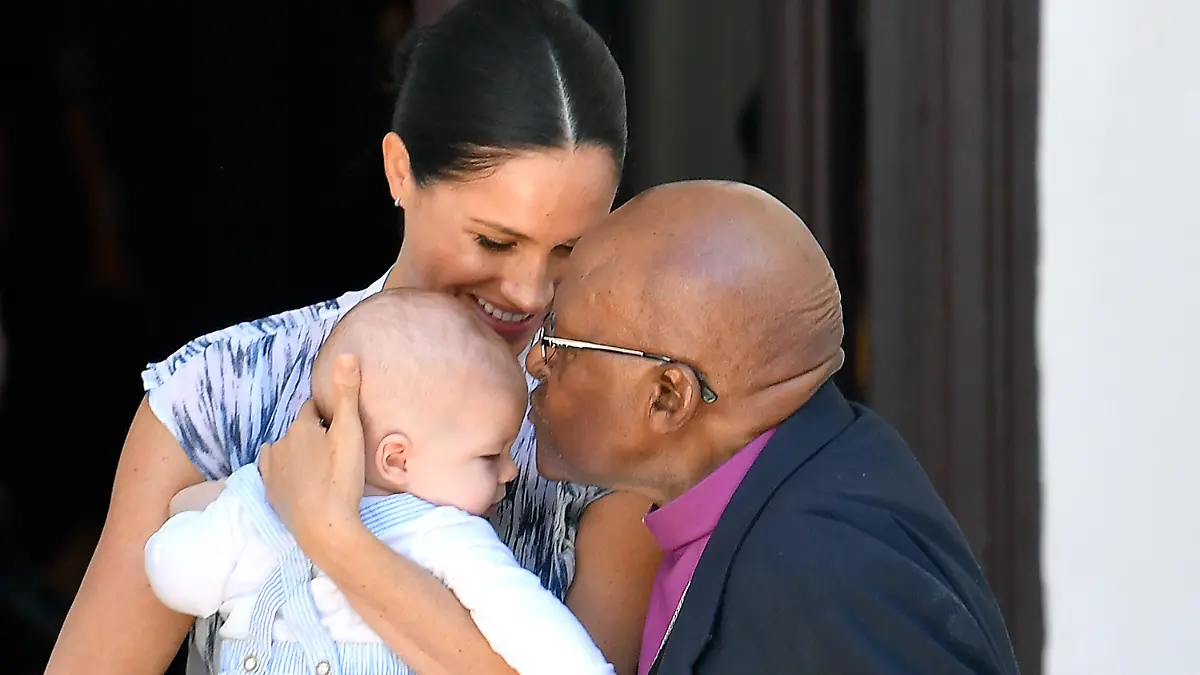 Prince Harry, the Duke of Sussex and Meghan, the Duchess of Sussex, holding their son Archie, meet Archbishop Desmond Tutu at the Desmond & Leah Tutu Legacy Foundation in Cape Town
Pictured: Archbishop Desmond Tutu,Meghan,the Duchess of Sussex and baby Archie
Ref: SPL5118098 250919 NON-EXCLUSIVE
Picture by: SplashNews.com
Splash News and Pictures
Los Angeles: 310-821-2666
New York: 212-619-2666
London: +44 (0)20 7644 7656
Berlin: +49 175 3764 166
photodesk@splashnews.com
World Rights,
