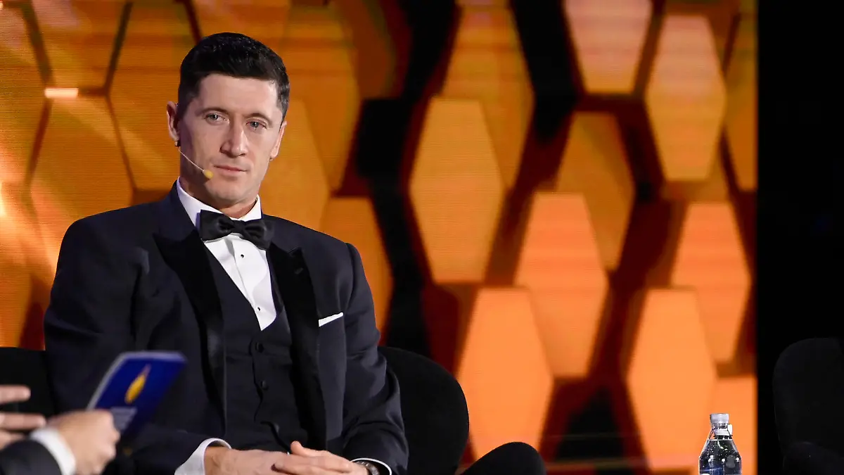 Foto Fabio Ferrari/LaPresse 27 Dicembre 2021 Dubai Emirati Arabi 16ma edizione di Dubai International Sports Conference - Globe Soccer Award 2021 Nella foto: Robert Lewandowski, Kylian Mbapp photo Fabio Ferrari/LaPresse December 27, 2021 Dubai United Arab Emirate Sport 16th edition of the Dubai International Sports Conference - - Globe Soccer Award 2021 In the pic: Robert Lewandowski, Kylian Mbapp PUBLICATIONxNOTxINxITAxFRAxCHN Copyright: xLaPresse/xFabioxFerrarix