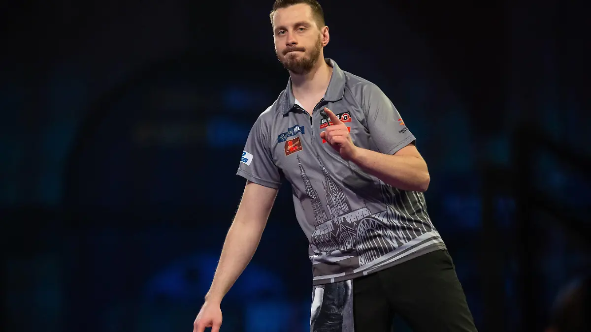 Sport Bilder des Tages PDC World Darts Championship 2022 Florian Hempel Germany reacts, takes the first set in his Round 2 match against Dimitri Van den Bergh Belgium not in picture during the PDC World Darts Championship 2022, at Alexandra Palace, London, United Kingdom on 21 December 2021. London Alexandra Palace London United Kingdom Editorial use only PUBLICATIONxNOTxINxUK , Copyright: xIanxStephenx PSI-14327-0103