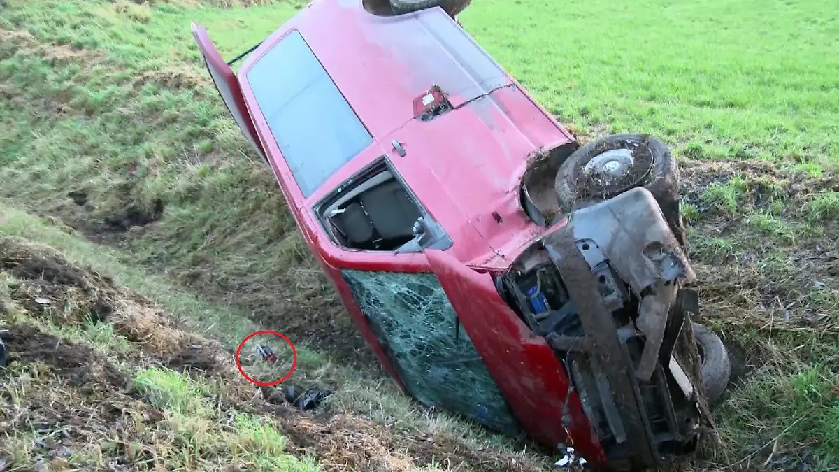 Unfall im Kreis Viersen nahe Krefeld (NRW): Umgekippter Bus im Straßengraben