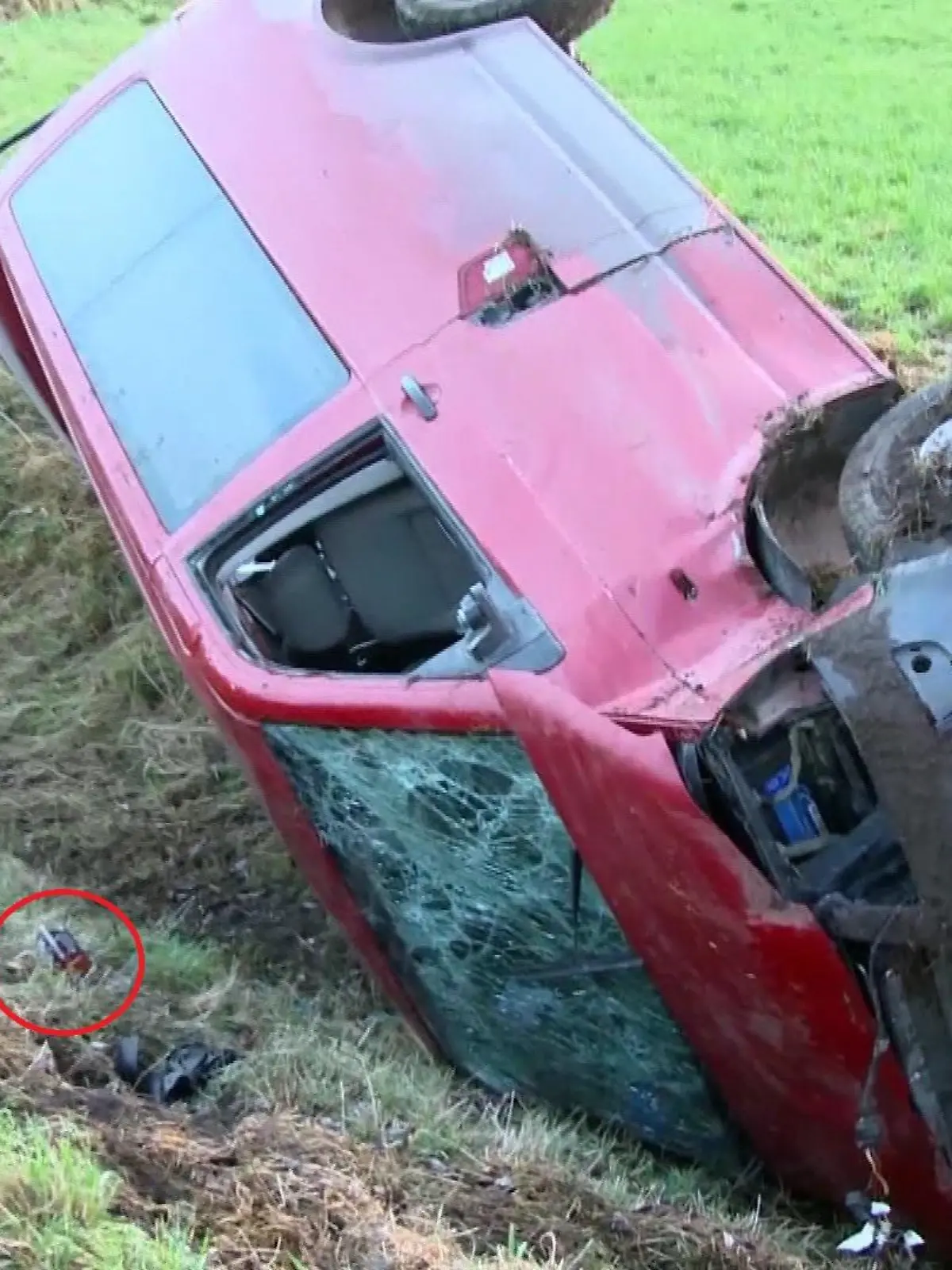 Unfall im Kreis Viersen nahe Krefeld (NRW): Umgekippter Bus im Straßengraben