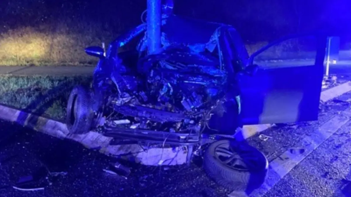 Der Autofahrer hatte unfassbares Glück: Aus diesem Wrack konnte er leicht verletzt geborgen werden.