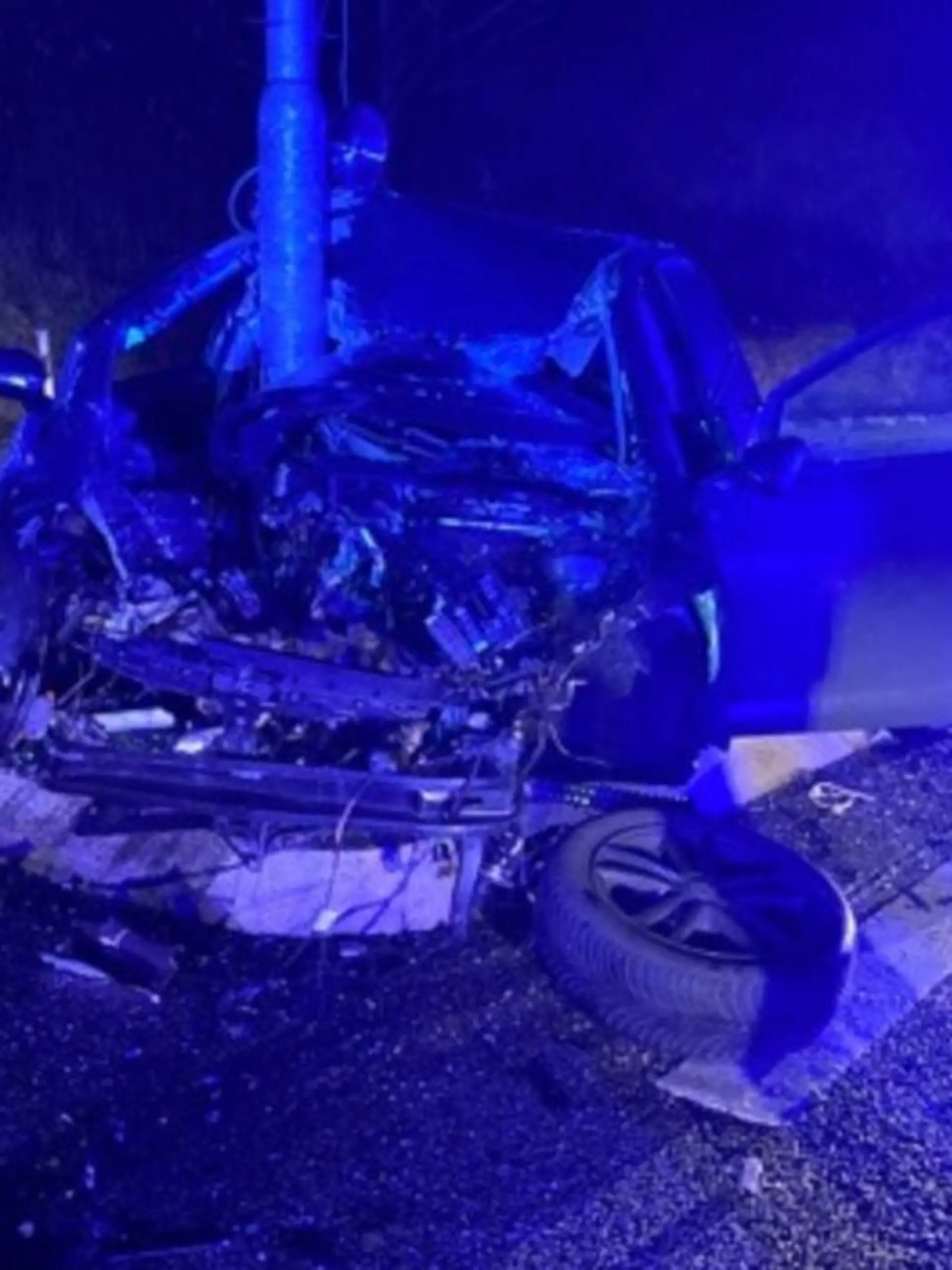 Der Autofahrer hatte unfassbares Glück: Aus diesem Wrack konnte er leicht verletzt geborgen werden.