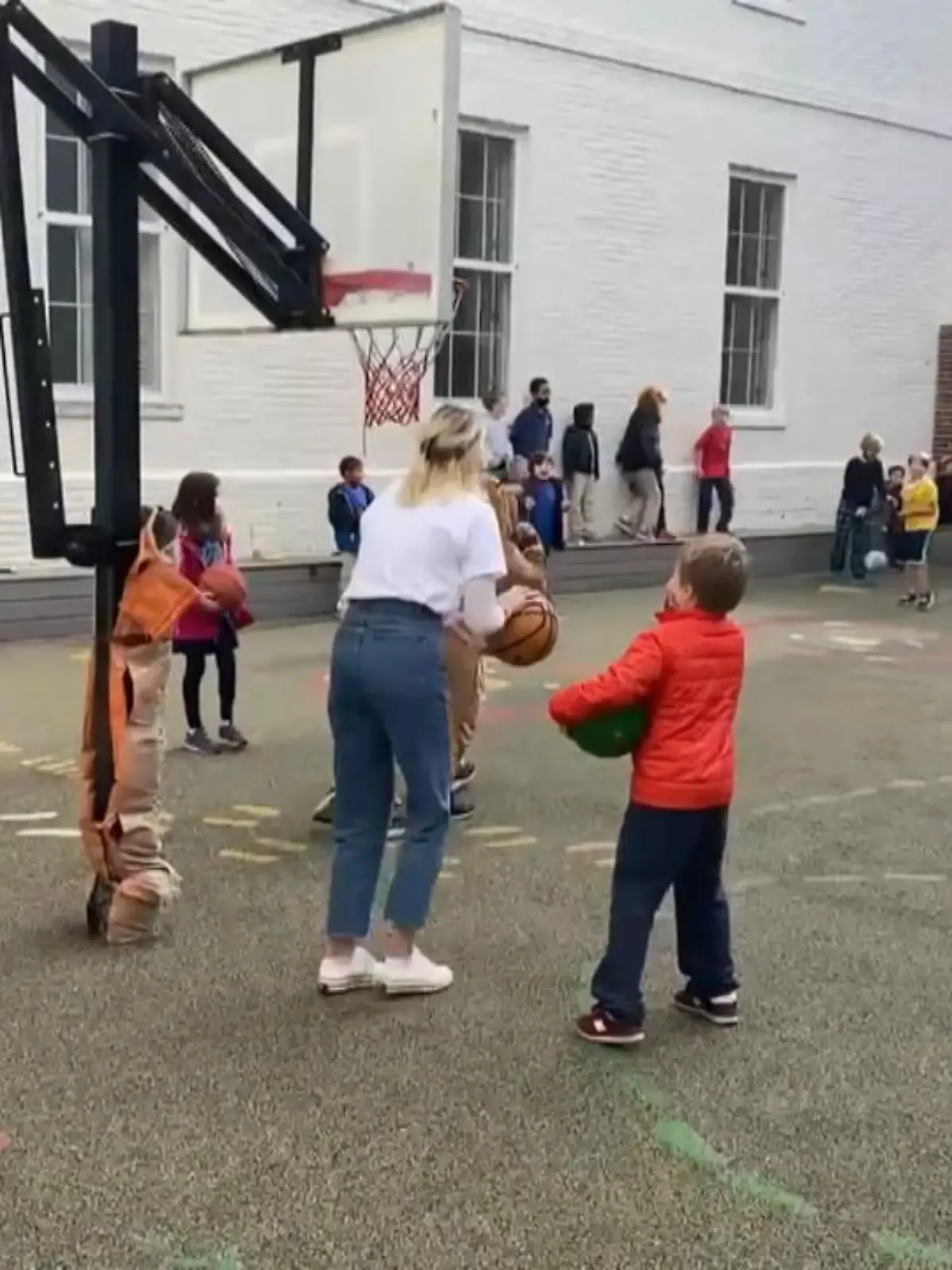 Der Treffer eines Korbes mit einem Basketball macht eine Lehrerin in Washington DC wohl zur coolsten Lehrerin an ihrer Schule.