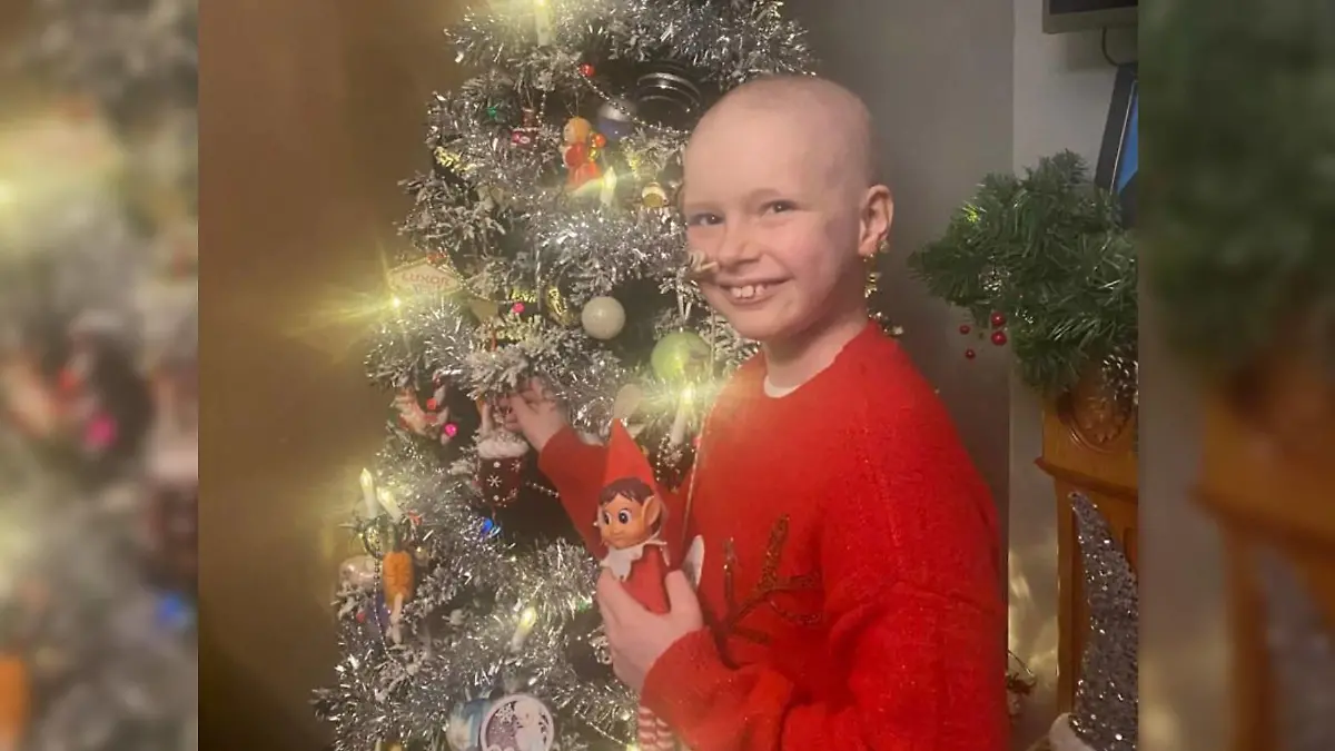 Georgia steht vorm Weihnachtsbaum