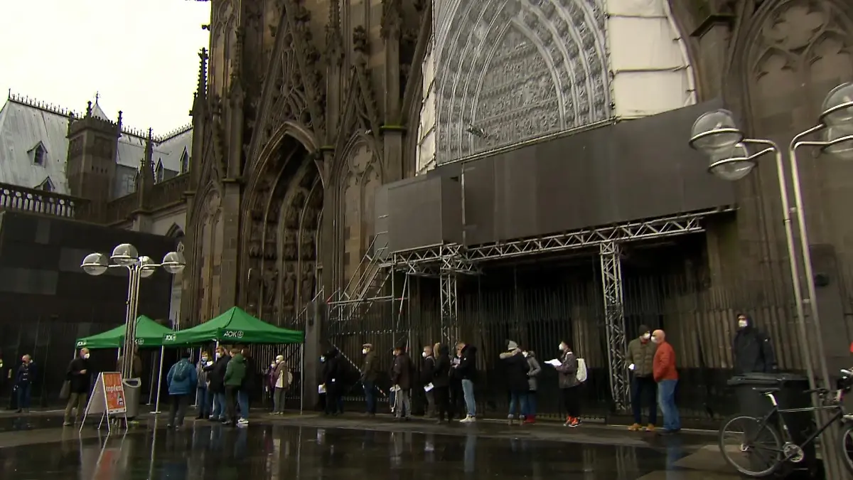Corona-Lage an Weihnachten Impfen im Dom, Appelle aus der Politik