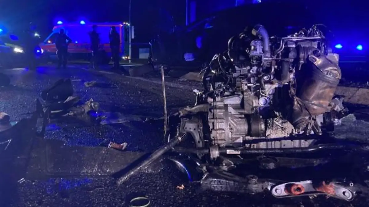 Durch die Wucht des Aufpralls wurde der Motorblock des VW-Golf herausgerissen