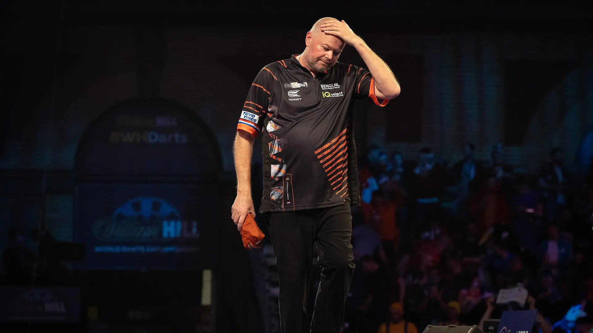 PDC World Darts Championship 2022 Raymond Van Barneveld Netherlands walks off the stage after his Round 2 match defeat to Rob Cross England not in picture during the PDC World Darts Championship 2022, at Alexandra Palace, London, United Kingdom on 23 December 2021. London Alexandra Palace London United Kingdom Editorial use only PUBLICATIONxNOTxINxUK , Copyright: xIanxStephenx PSI-14334-0035