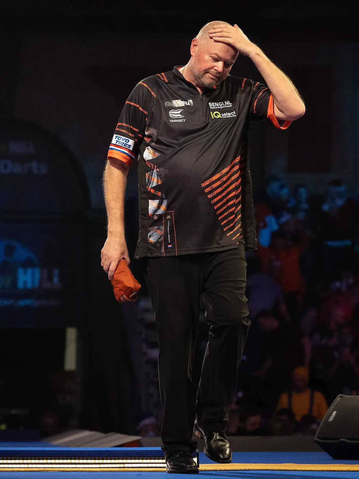  PDC World Darts Championship 2022 Raymond Van Barneveld Netherlands walks off the stage after his Round 2 match defeat to Rob Cross England not in picture during the PDC World Darts Championship 2022, at Alexandra Palace, London, United Kingdom on 23 December 2021. London Alexandra Palace London United Kingdom Editorial use only PUBLICATIONxNOTxINxUK , Copyright: xIanxStephenx PSI-14334-0035