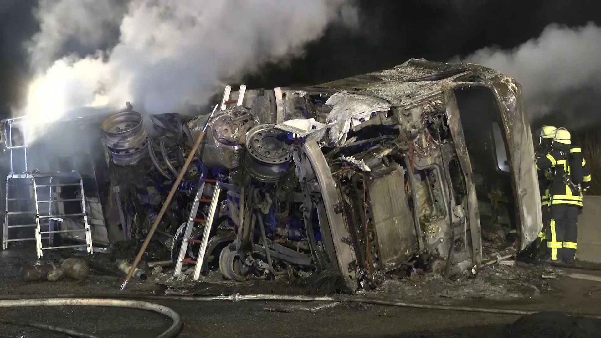 Unfall auf BAB 5 in Baden-Württemberg: Mutmaßlicher Geisterfahrer-Unfall auf Autobahn - Lkw in Flammen