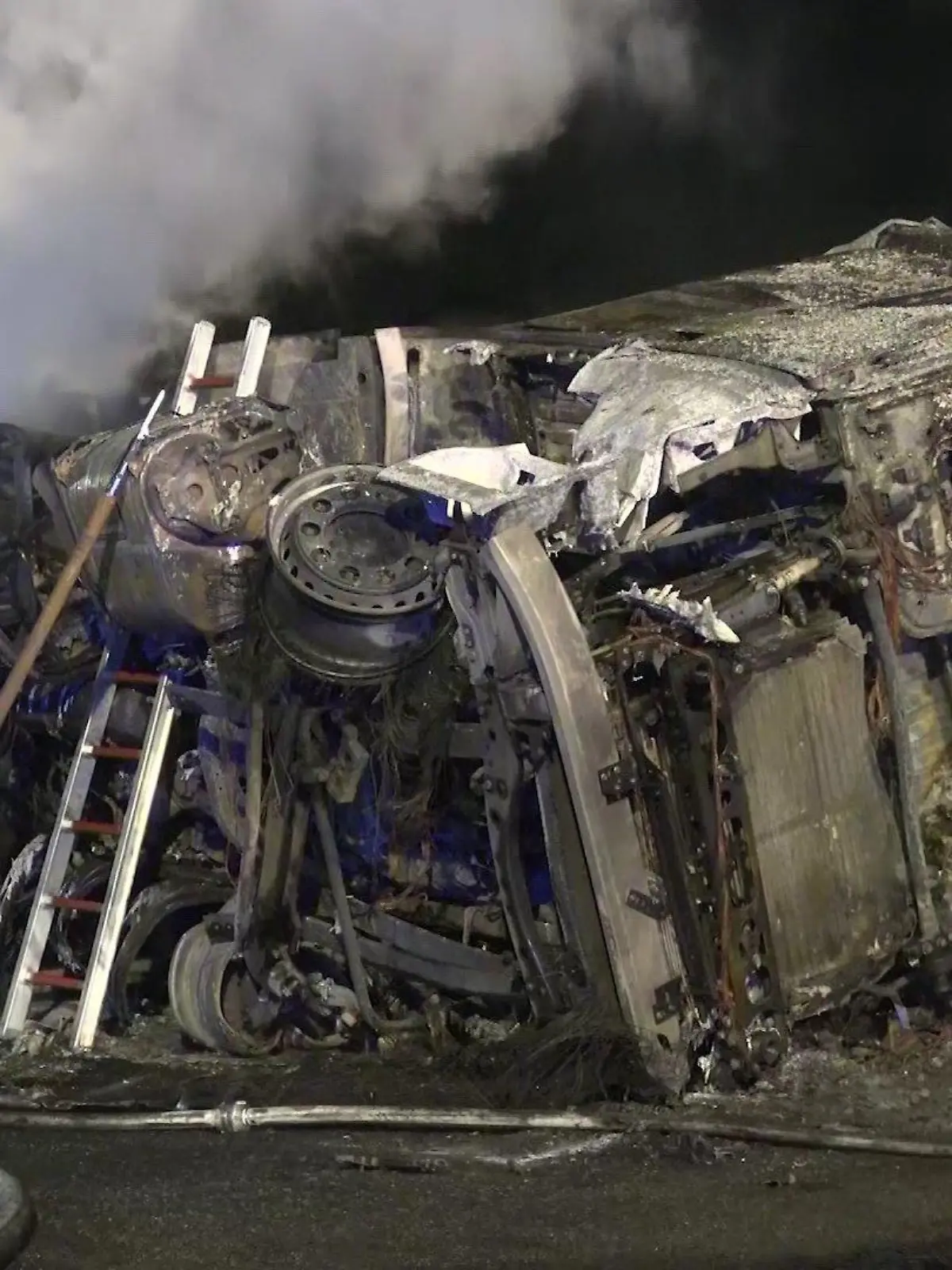 Unfall auf BAB 5 in Baden-Württemberg: Mutmaßlicher Geisterfahrer-Unfall auf Autobahn - Lkw in Flammen
