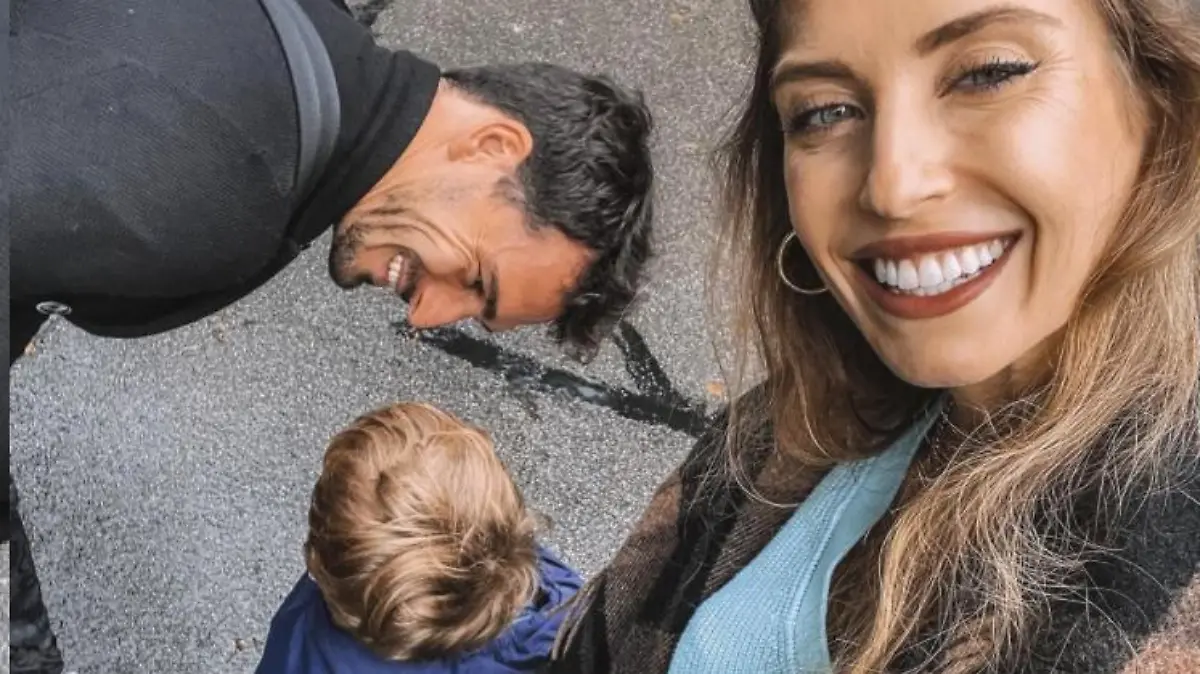 Cathy Hummels posiert mit Mats und Sohn Ludwig.