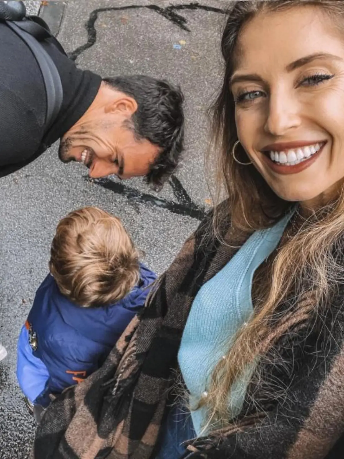 Cathy Hummels posiert mit Mats und Sohn Ludwig.