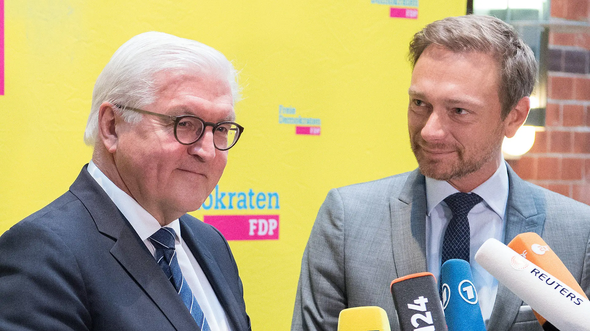 ARCHIV - 23.01.2017, Berlin: Bundesaußenminister Frank-Walter Steinmeier (SPD, l) und der FDP-Vorsitzende Christian Lindner unterhalten sich vor Beginn der FDP-Bundesvorstandssitzung. (zu dpa "§Lindner: FDP für zweite Amtszeit von Bundespräsident Steinmeier") Foto: picture alliance / Soeren Stache/dpa +++ dpa-Bildfunk +++