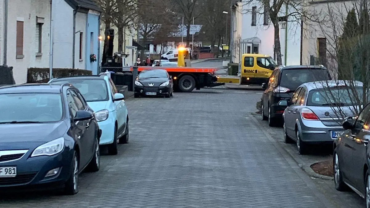 Die Pannenhilfe im Dauereinsatz, nachdem ein Mann 1500 Autoreifen bei Koblenz zerschlitzte