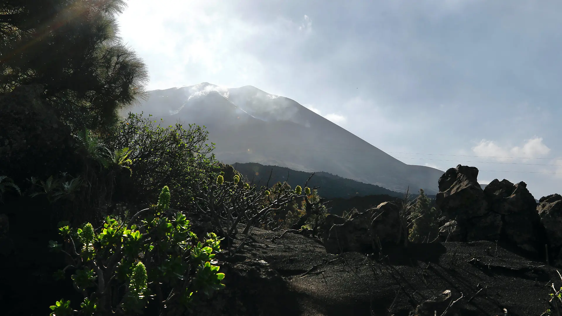 25.12.2021, Spanien, Santa Cruz De Tenerife: Der Vulkan Cumbre Vieja, an dem Tag, an dem seine Eruption offiziell beendet wurde. Für die leidgeprüften Menschen auf der zu Spanien gehörenden Kanareninsel La Palma gab es am Samstag (25.12.2021) ein besonderes Weihnachtsgeschenk. Der Vulkanausbruch sei nach Einschätzung der Experten nach rund drei Monaten beendet, teilte das örtliche Notfallkomitee Pevolca bei einer Pressekonferenz mit. Foto: Cézaro De Luca/EUROPA PRESS/dpa +++ dpa-Bildfunk +++