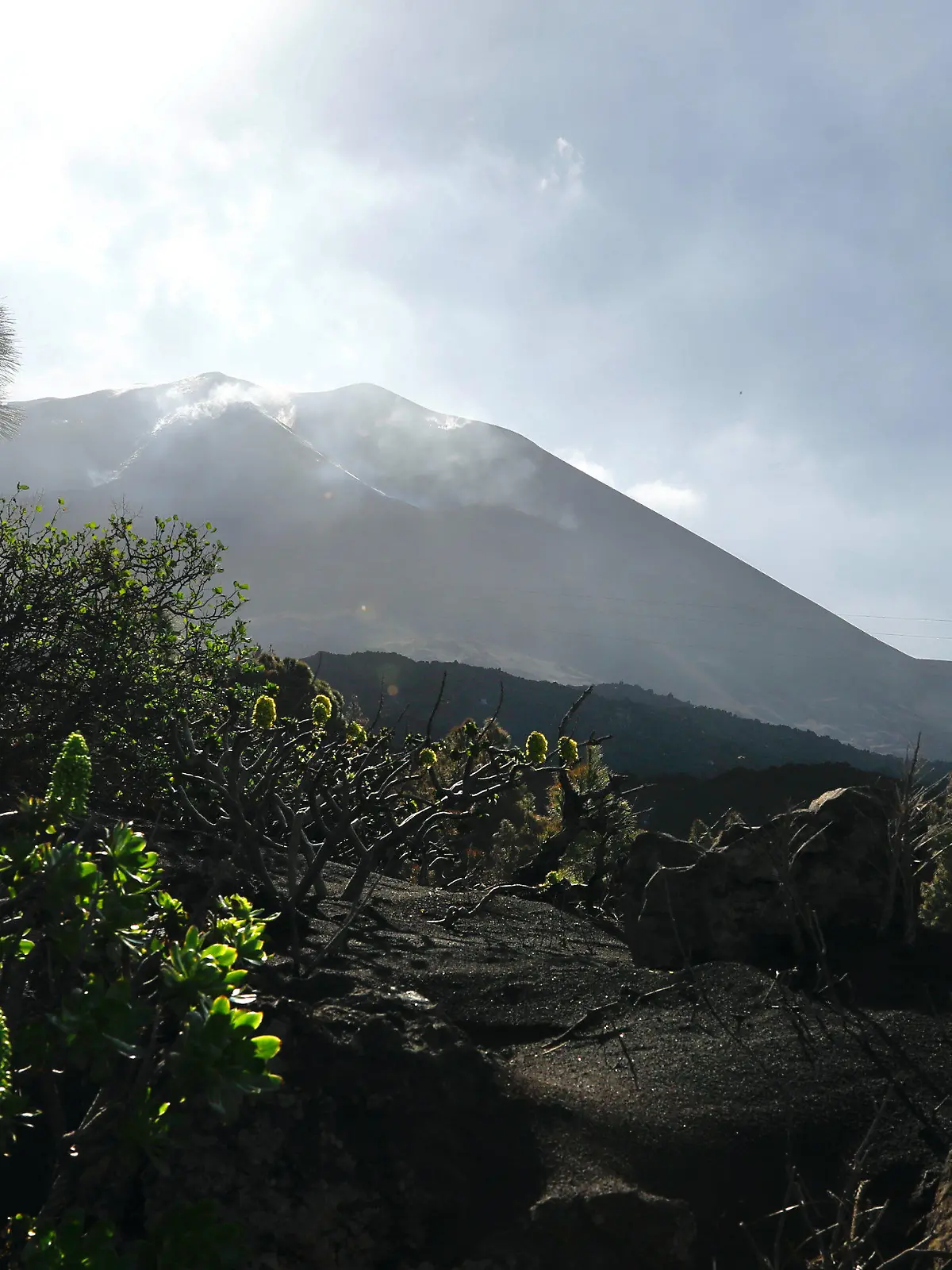 25.12.2021, Spanien, Santa Cruz De Tenerife: Der Vulkan Cumbre Vieja, an dem Tag, an dem seine Eruption offiziell beendet wurde. Für die leidgeprüften Menschen auf der zu Spanien gehörenden Kanareninsel La Palma gab es am Samstag (25.12.2021) ein besonderes Weihnachtsgeschenk. Der Vulkanausbruch sei nach Einschätzung der Experten nach rund drei Monaten beendet, teilte das örtliche Notfallkomitee Pevolca bei einer Pressekonferenz mit. Foto: Cézaro De Luca/EUROPA PRESS/dpa +++ dpa-Bildfunk +++