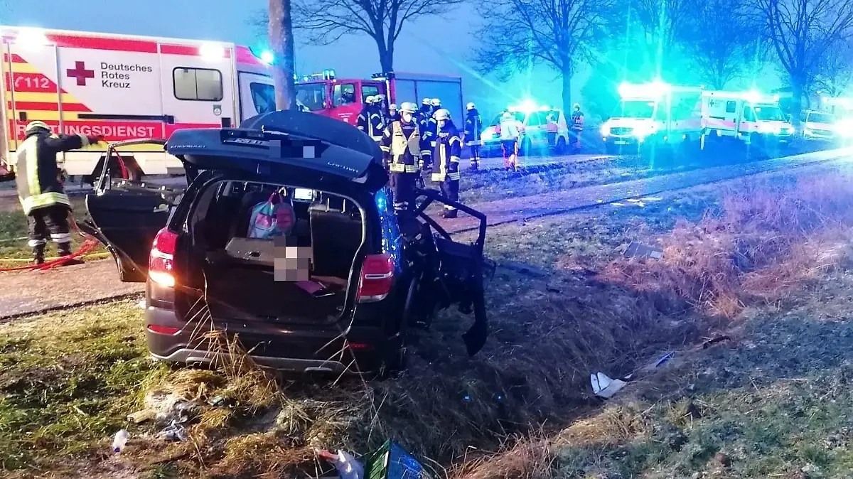 HANDOUT - 23.12.2021, Niedersachsen, Ritschermoor: Rettungskräfte halten sich an einem Unfallort auf der Kreisstraße 28 (K28) auf. Bei einem schweren Verkehrsunfall in Drochtersen ist die 15 Jahre alte Tochter des Fahrers ums Leben gekommen. Wie die Polizei mitteilte, verlor ein 37-Jähriger am Donnerstagnachmittag in Ritschermoor (Landkreis Stade) auf der K28 vermutlich aufgrund von Straßenglätte die Kontrolle über das mit fünf Personen besetzte Fahrzeug. Foto: //Polizeiinspektion Stade/dpa - ACHTUNG: Nur zur redaktionellen Verwendung im Zusammenhang mit der aktuellen Berichterstattung und nur mit vollständiger Nennung des vorstehenden Credits +++ dpa-Bildfunk +++