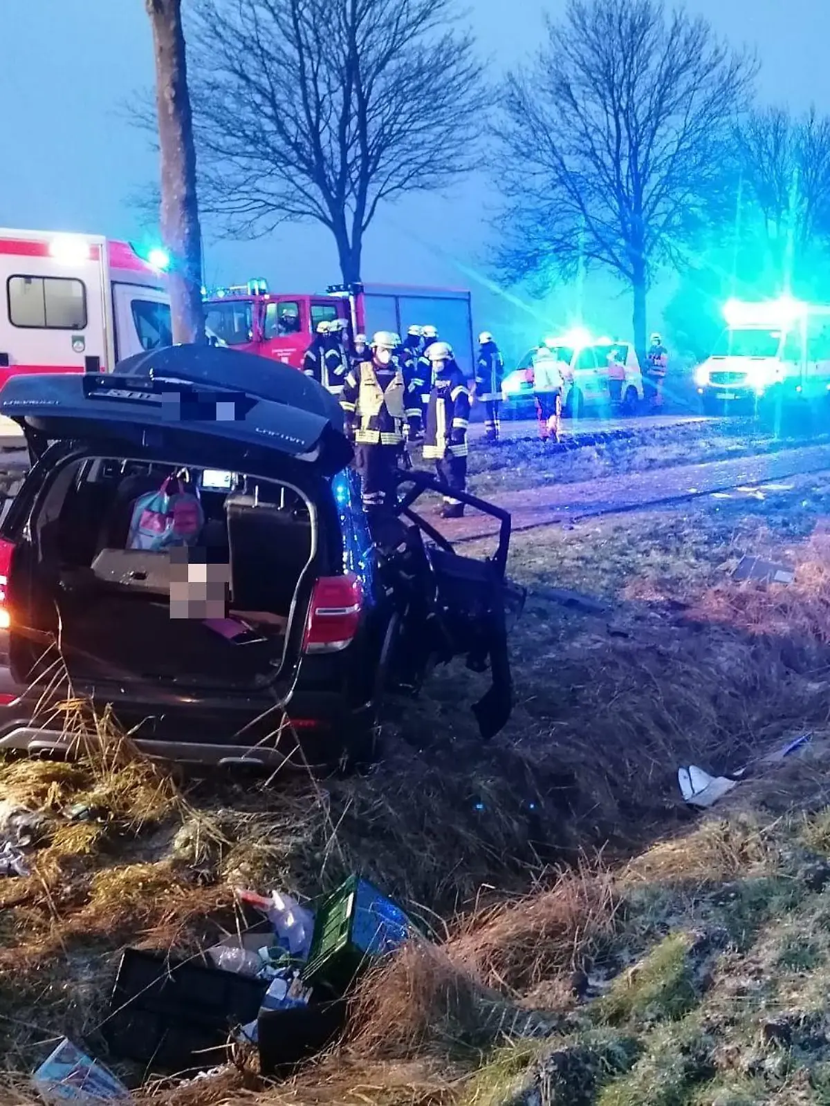 HANDOUT - 23.12.2021, Niedersachsen, Ritschermoor: Rettungskräfte halten sich an einem Unfallort auf der Kreisstraße 28 (K28) auf. Bei einem schweren Verkehrsunfall in Drochtersen ist die 15 Jahre alte Tochter des Fahrers ums Leben gekommen. Wie die Polizei mitteilte, verlor ein 37-Jähriger am Donnerstagnachmittag in Ritschermoor (Landkreis Stade) auf der K28 vermutlich aufgrund von Straßenglätte die Kontrolle über das mit fünf Personen besetzte Fahrzeug. Foto: //Polizeiinspektion Stade/dpa - ACHTUNG: Nur zur redaktionellen Verwendung im Zusammenhang mit der aktuellen Berichterstattung und nur mit vollständiger Nennung des vorstehenden Credits +++ dpa-Bildfunk +++