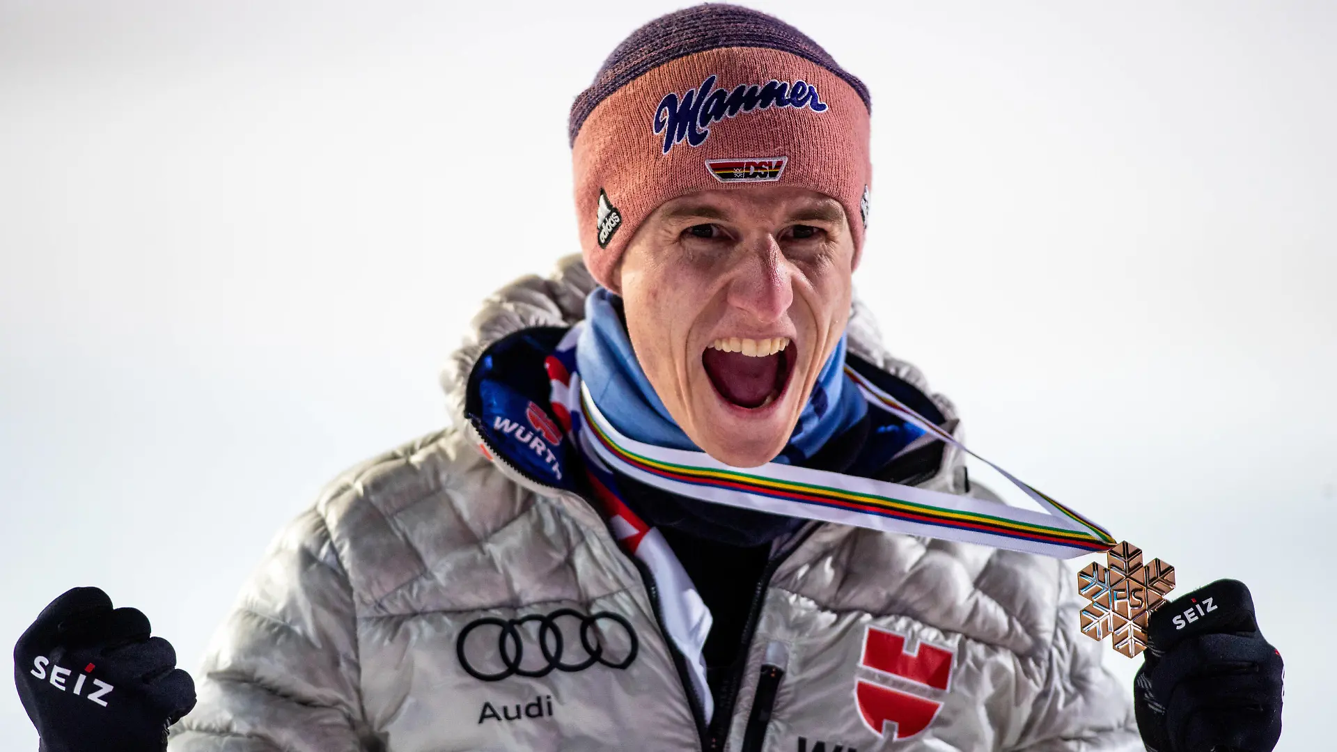 Bilder des Jahres 2020, Sport 12 Dezember Sport Themen der Woche KW50 Sport Bilder des Tages SKI FLYING - FIS Ski Flying World Championship, WM, Weltmeisterschaft Planica PLANICA,SLOVENIA,12.DEC.20 - NORDIC SKIING, Ski jumping, Skispringen, Ski, nordisch SKI FLYING - FIS Ski Flying World Championship, award ceremony. Image shows the rejoicing of Karl Geiger GER. Keywords: medal. PUBLICATIONxINxGERxHUNxONLY GEPAxpictures/xMaticxKlansek