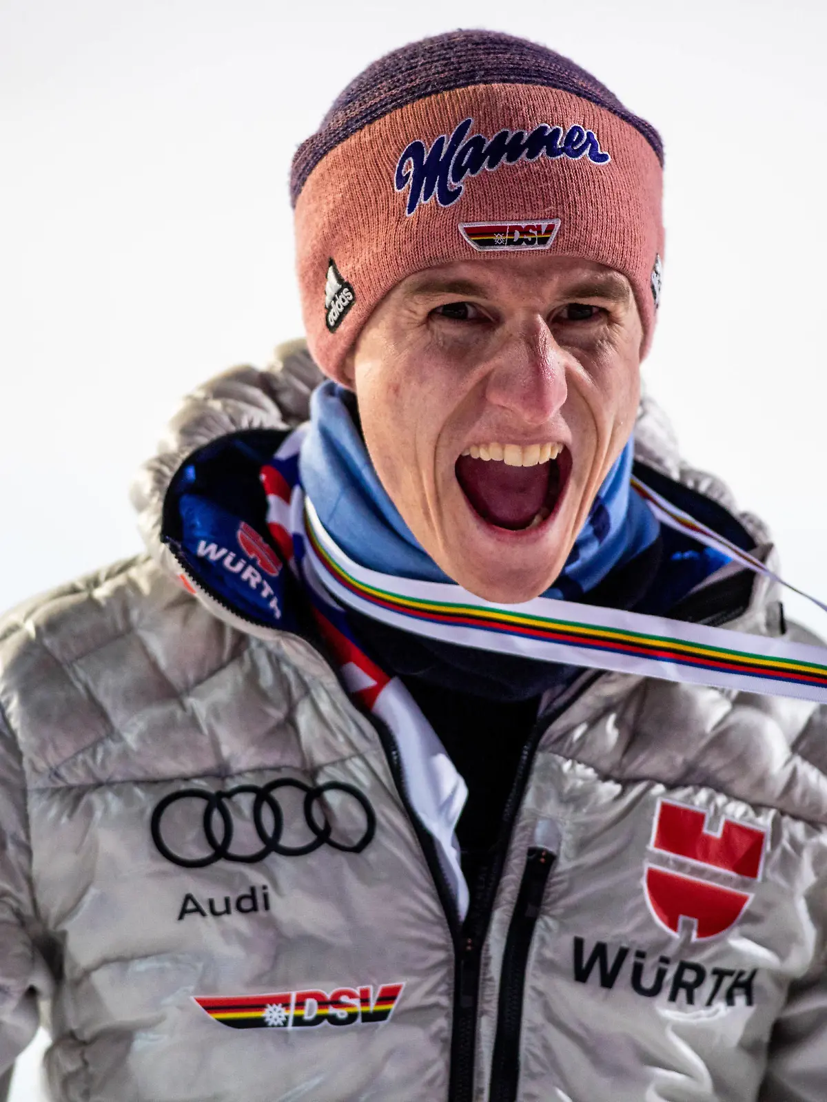 Bilder des Jahres 2020, Sport 12 Dezember Sport Themen der Woche KW50 Sport Bilder des Tages SKI FLYING - FIS Ski Flying World Championship, WM, Weltmeisterschaft Planica PLANICA,SLOVENIA,12.DEC.20 - NORDIC SKIING, Ski jumping, Skispringen, Ski, nordisch SKI FLYING - FIS Ski Flying World Championship, award ceremony. Image shows the rejoicing of Karl Geiger GER. Keywords: medal. PUBLICATIONxINxGERxHUNxONLY GEPAxpictures/xMaticxKlansek