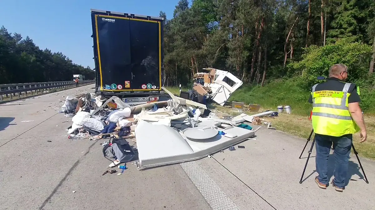 Durch den Aufprall wurde das Wohnmobil stark zertrümmert.