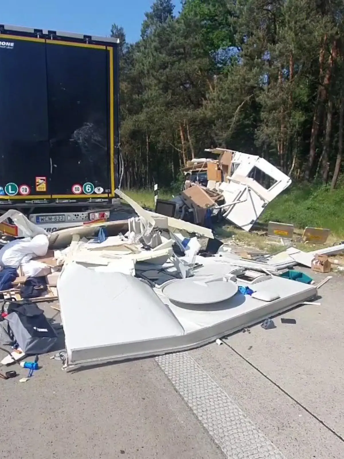 Durch den Aufprall wurde das Wohnmobil stark zertrümmert.