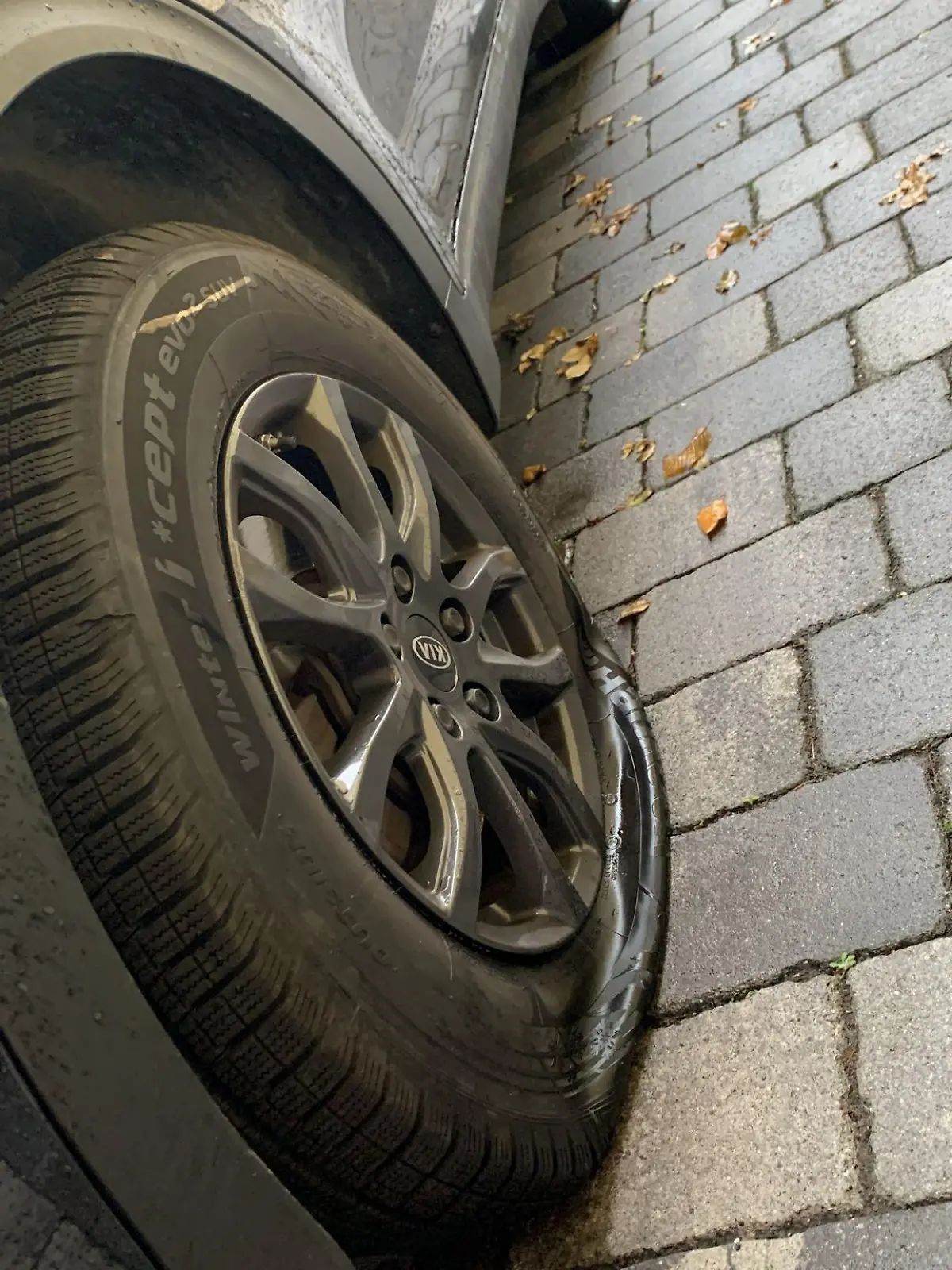 zerstochener Autoreifen