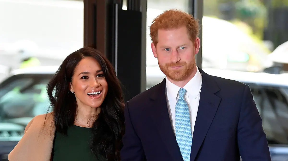ARCHIV - 15.10.2019, Großbritannien, London: Der britische Prinz Harry (r), Herzog von Sussex, und seine Frau Meghan, Herzogin von Sussex, kommen zu den jährlichen «WellChild Awards» im Royal Lancaster Hotel. Eine TV-Dokumentation über den britischen Prinzen Harry und seine Frau Meghan hat zuletzt viel Aufsehen erregt - die ARD zeigt diesen Film nun am 28.10.2019 auch im deutschen Fernsehen. Foto: Toby Melville/PA Wire/dpa +++ dpa-Bildfunk +++