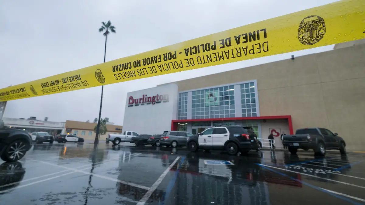 23.12.2021, USA, North Hollywood: Ein gelbes Absperrband der Polizei ist an dem Tatort zu sehen, an dem zwei Menschen im Burlington Coat Factory Store von Schüssen getroffen wurden. Bei einem Polizeieinsatz in Los Angeles ist eine 14-Jährige in der Umkleidekabine eines Bekleidungsgeschäfts wohl durch eine Polizeikugel getötet worden. Foto: Ringo H.W. Chiu/FR170512 AP/dpa +++ dpa-Bildfunk +++