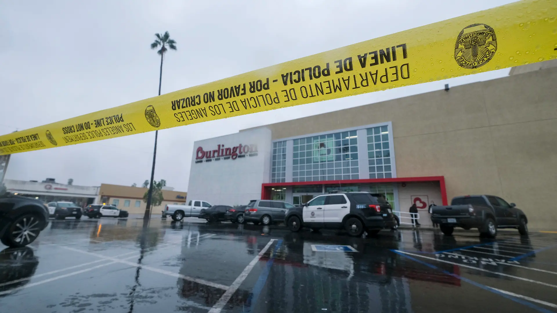 23.12.2021, USA, North Hollywood: Ein gelbes Absperrband der Polizei ist an dem Tatort zu sehen, an dem zwei Menschen im Burlington Coat Factory Store von Schüssen getroffen wurden. Bei einem Polizeieinsatz in Los Angeles ist eine 14-Jährige in der Umkleidekabine eines Bekleidungsgeschäfts wohl durch eine Polizeikugel getötet worden. Foto: Ringo H.W. Chiu/FR170512 AP/dpa +++ dpa-Bildfunk +++