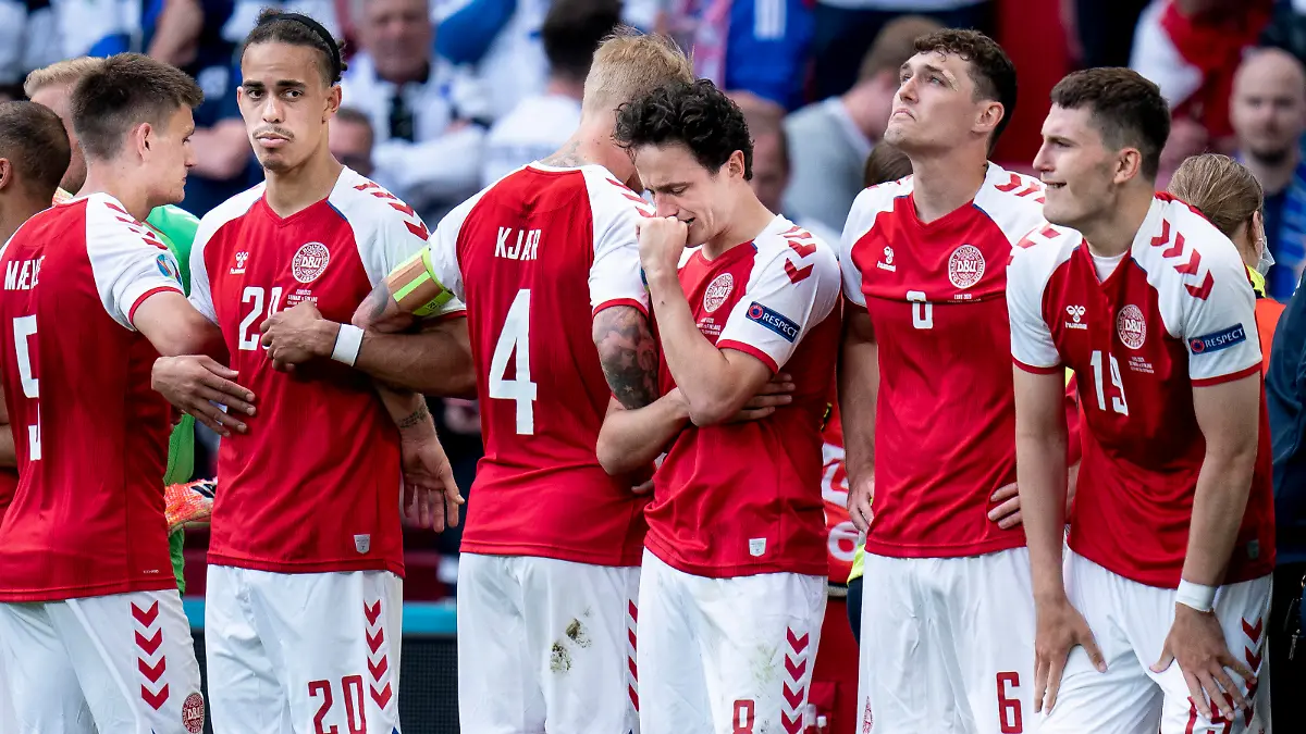 Yussuf Poulsen, Simon Kjaer, Thomas Delaney, Andreas Christensen og Jonas Wind mens Christian Eriksen faar behandling under EM landskampen mellem Danmark-Finland i Parken, Koebenhavn loerdag den 12. juni 2021. , Copenhagen Denmark *** Yussuf Poulsen, Simon Kjaer, Thomas Delaney, Andreas Christensen and Jonas Wind while Christian Eriksen receives treatment during the European Championship international match between Denmark Finland in the Park, Copenhagen Saturday 12 June 2021, Copenhagen Denmark PUBLICATIONxINxGERxSUIxAUTxONLY Copyright: Ritzau/Scanpix LiselottexSabroex COP101 spdk20210612-225515-L 